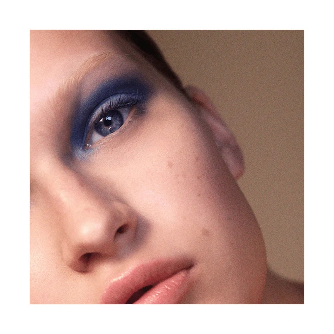 Smoky eye brick